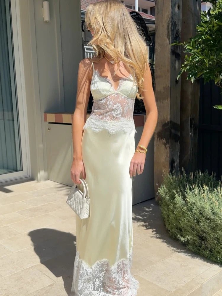 Robe Lora en satin et dentelle, épaules dénudées