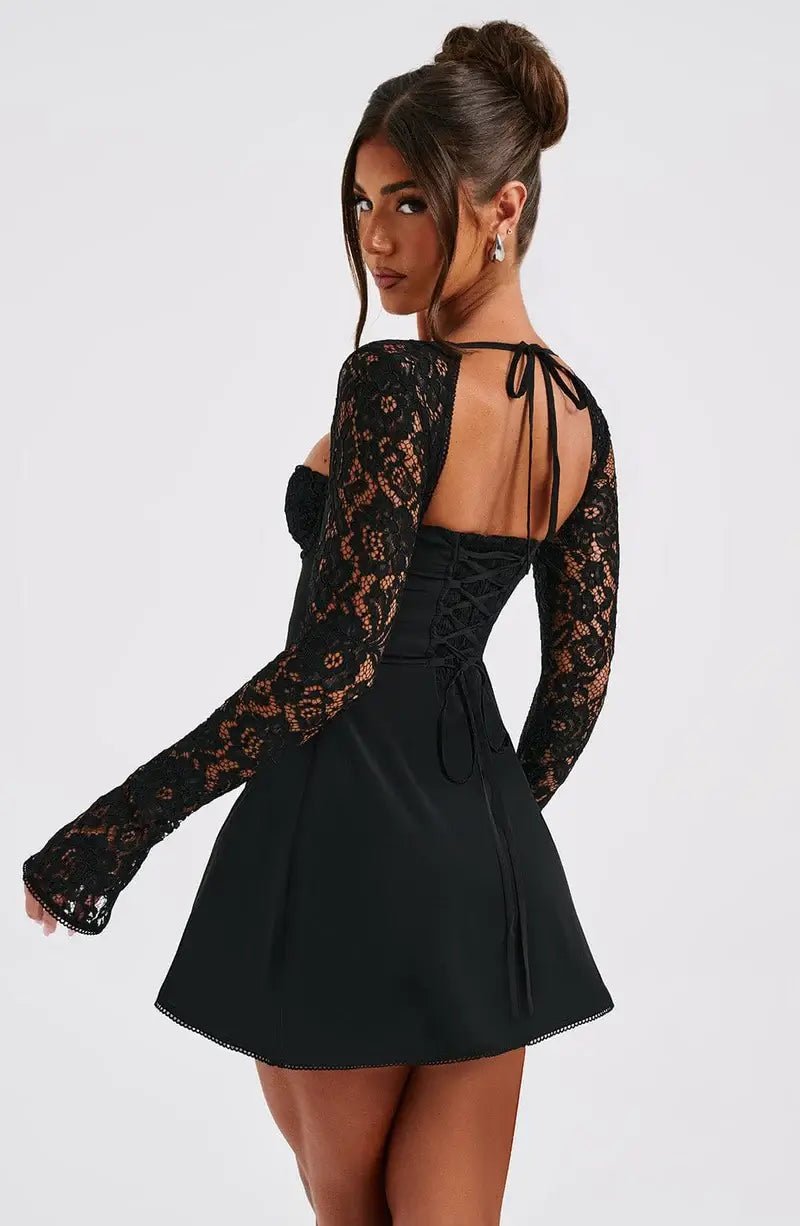 Robe courte Louise avec détails en dentelle