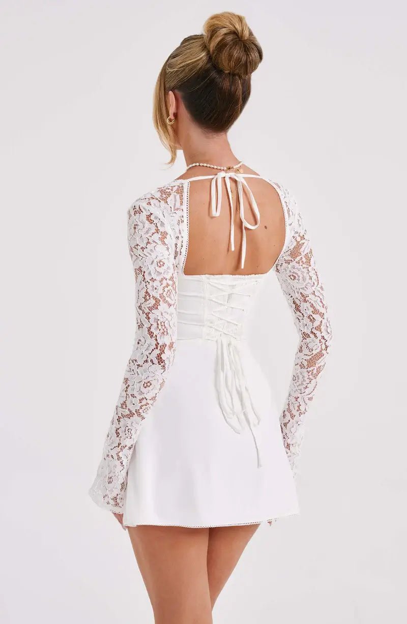Robe courte Louise avec détails en dentelle