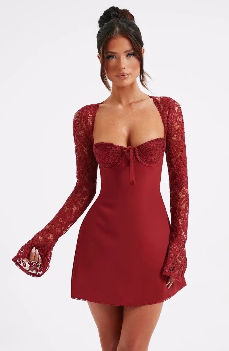 Robe courte Louise avec détails en dentelle