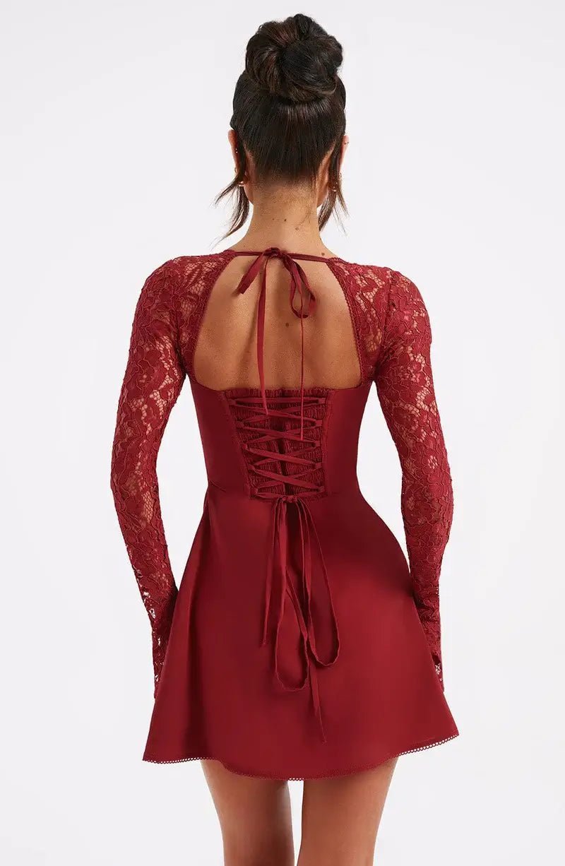 Robe courte Louise avec détails en dentelle