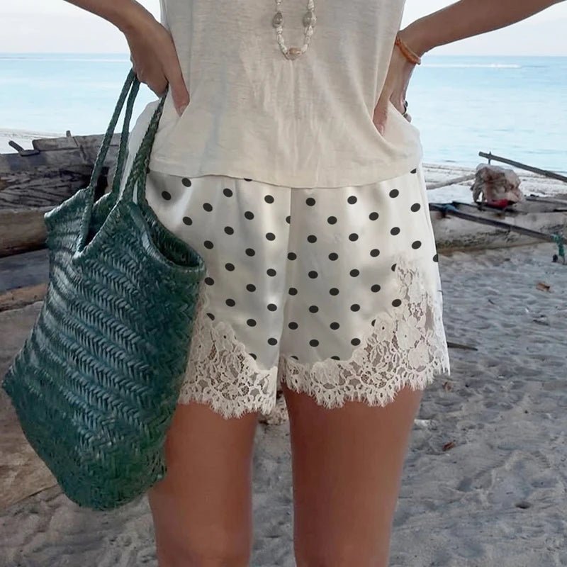 Short Lucy en satin à pois et détails en dentelle