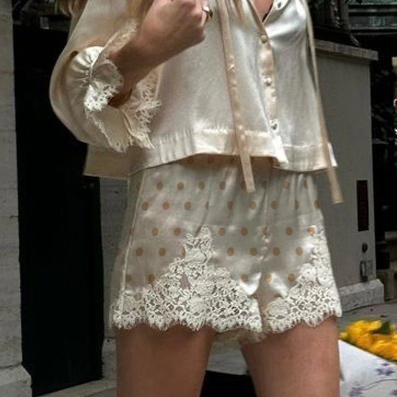 Short Lucy en satin à pois et détails en dentelle