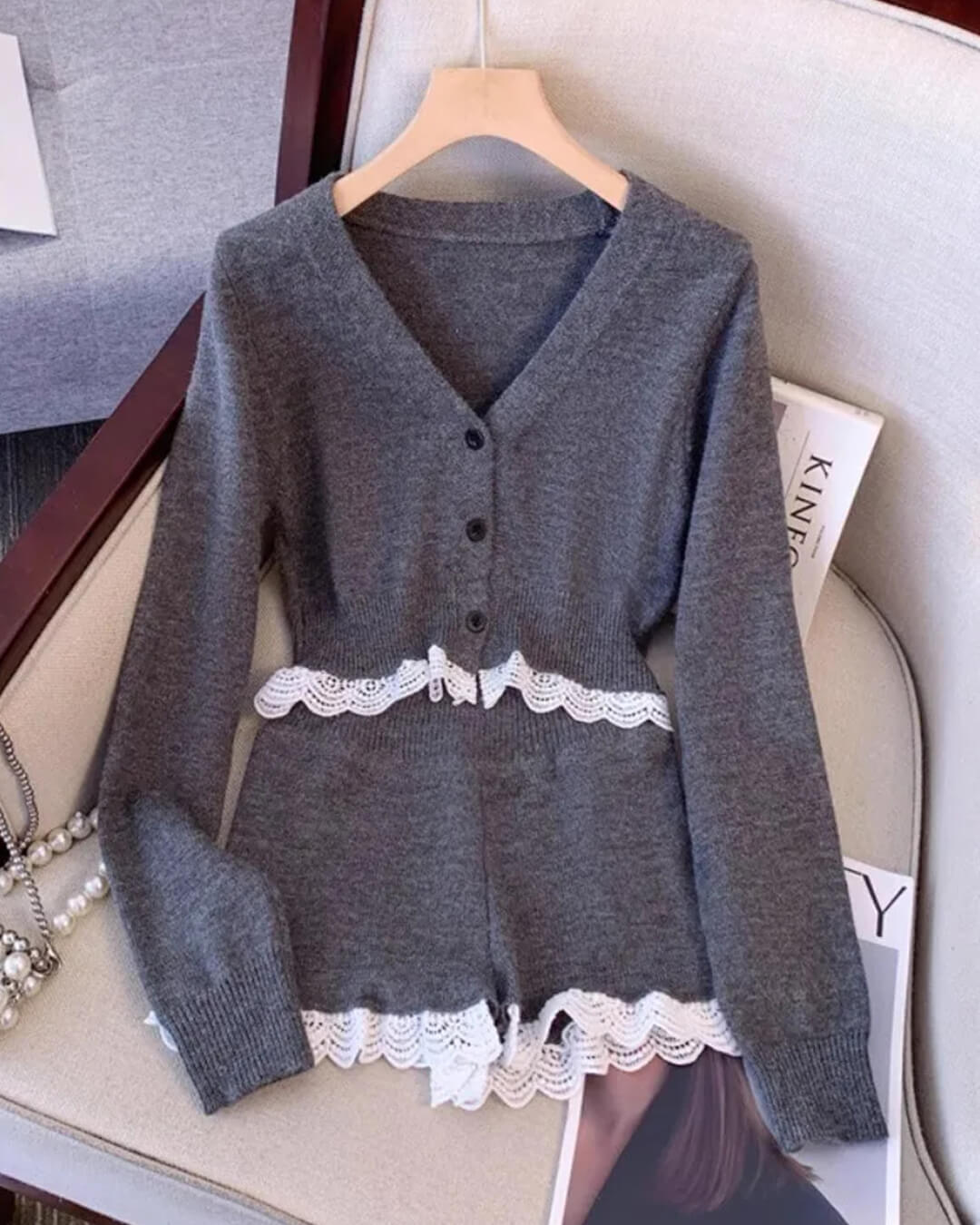 Ensemble Lucy avec cardigan et short bordés de dentelle