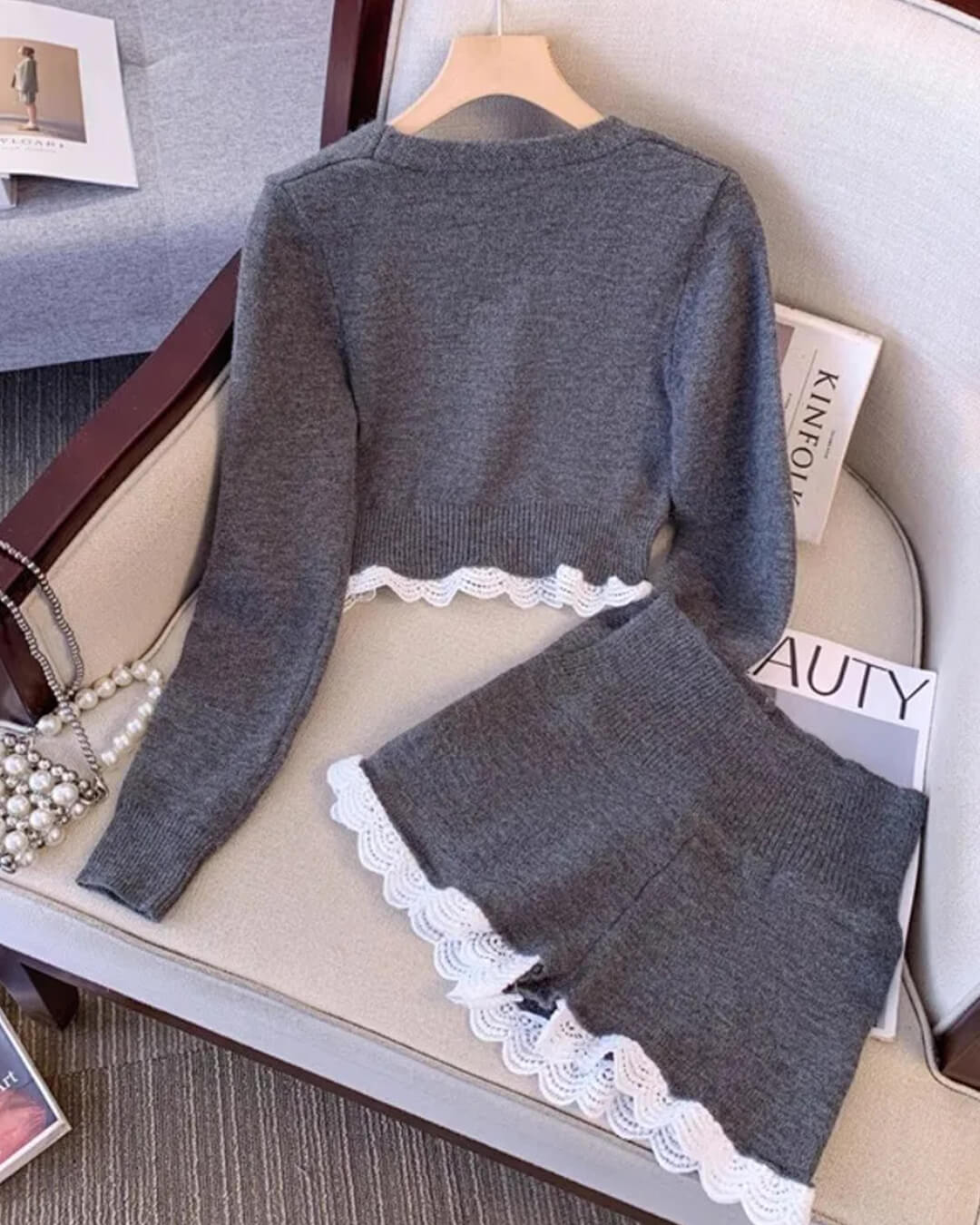 Ensemble Lucy avec cardigan et short bordés de dentelle