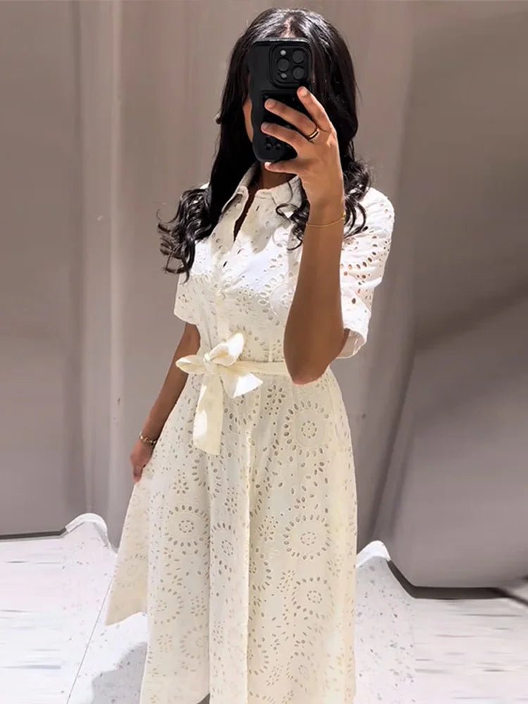 Robe midi Merida brodée et ceinturée