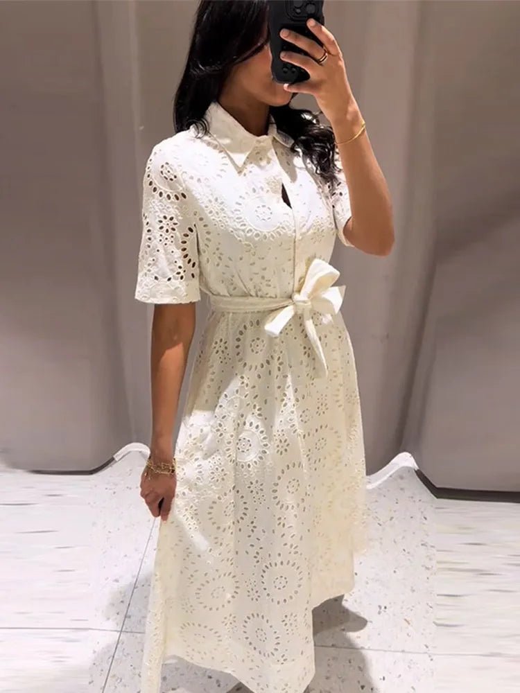 Robe midi Merida brodée et ceinturée