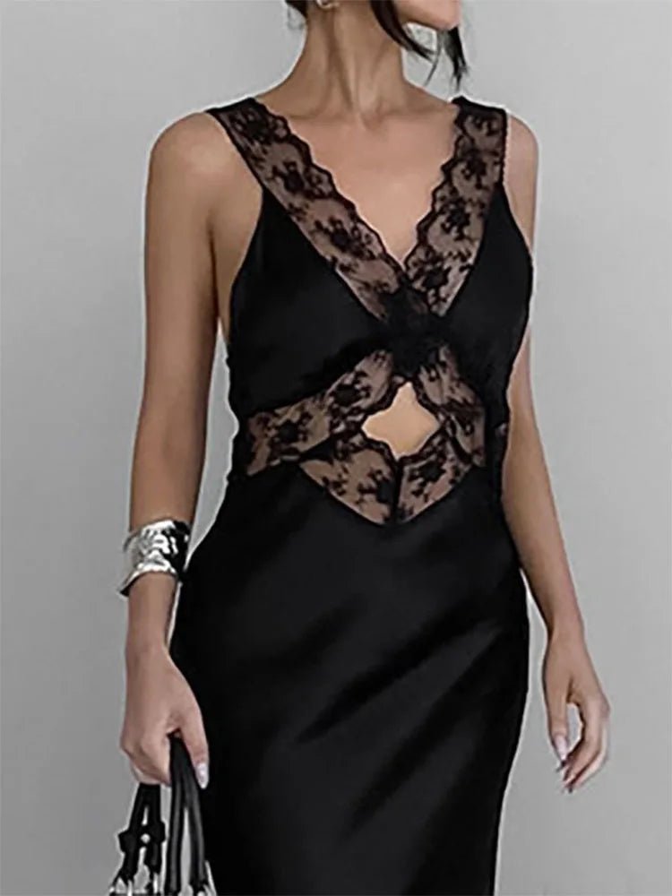 Robe longue Nadia en dentelle à décolleté plongeant en V