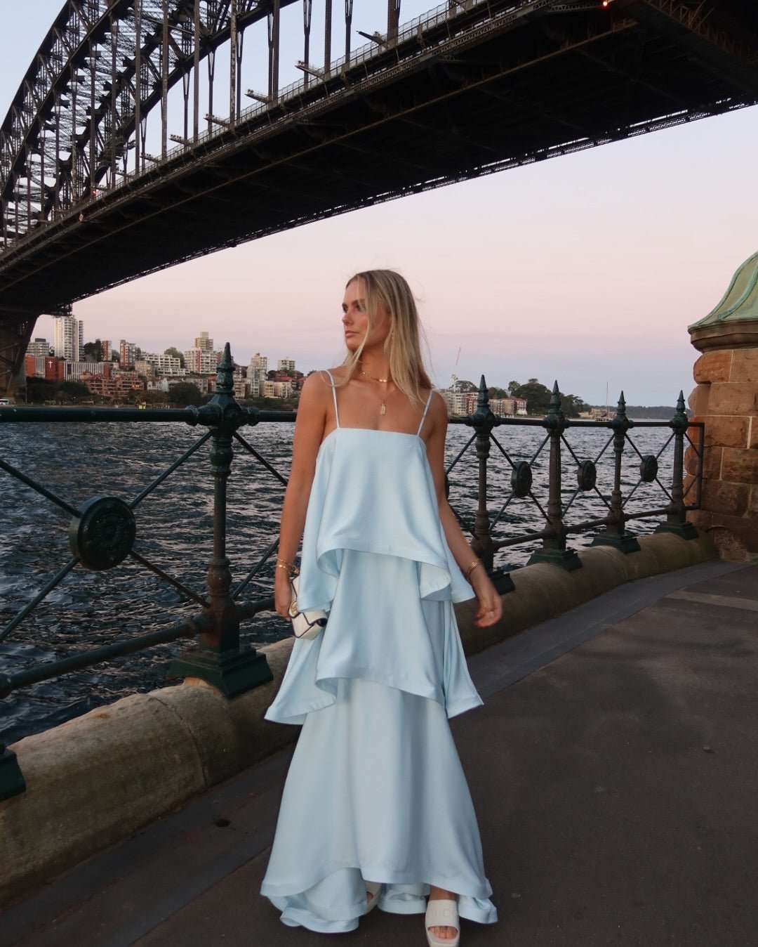 Robe longue satinée à volants étagés Nadia