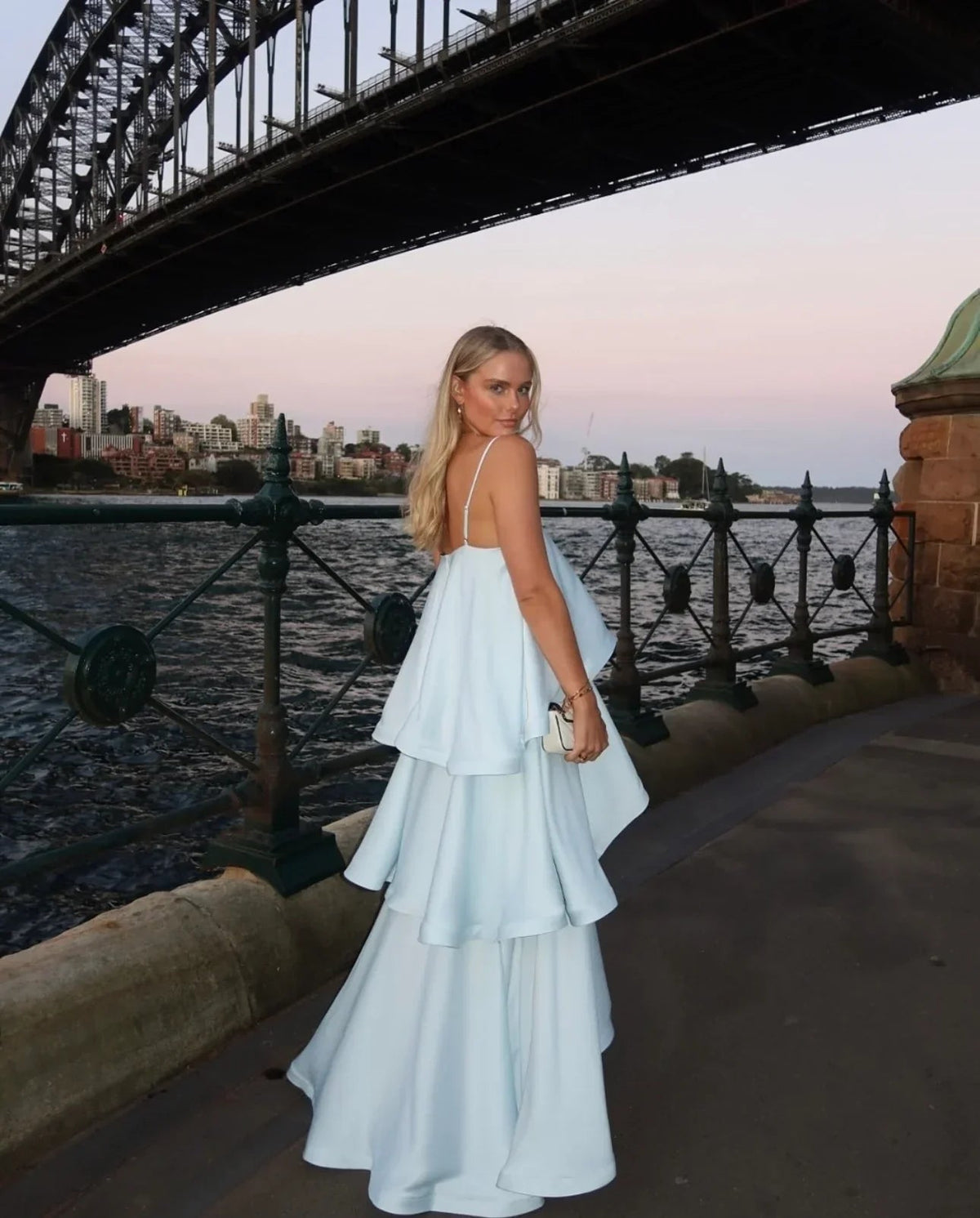 Robe longue satinée à volants étagés Nadia