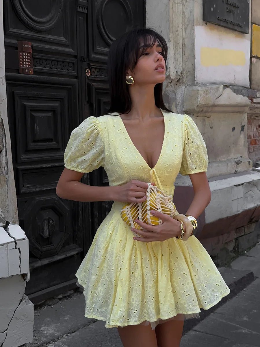 Mini-robe Nicole sans manches à manches bouffantes et col en V