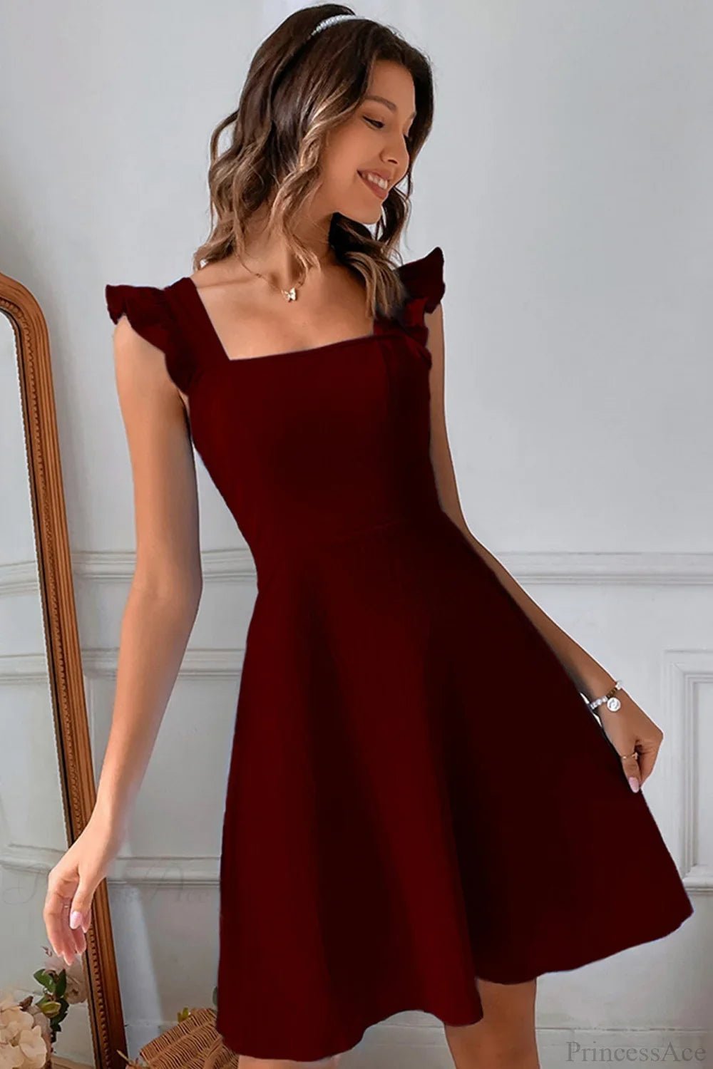Robe courte sans manches Nora avec lien à nouer au dos et volants