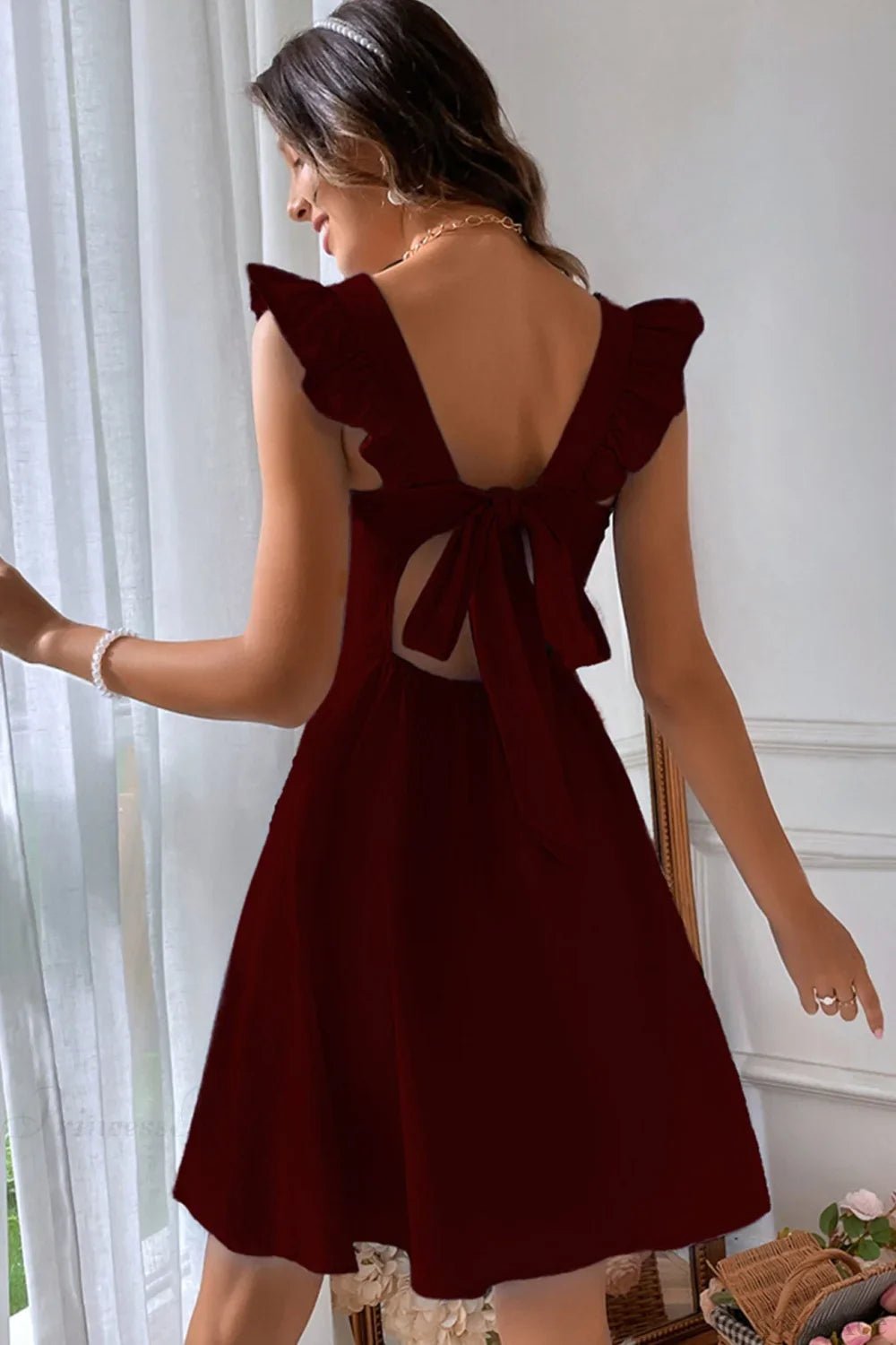 Robe courte sans manches Nora avec lien à nouer au dos et volants