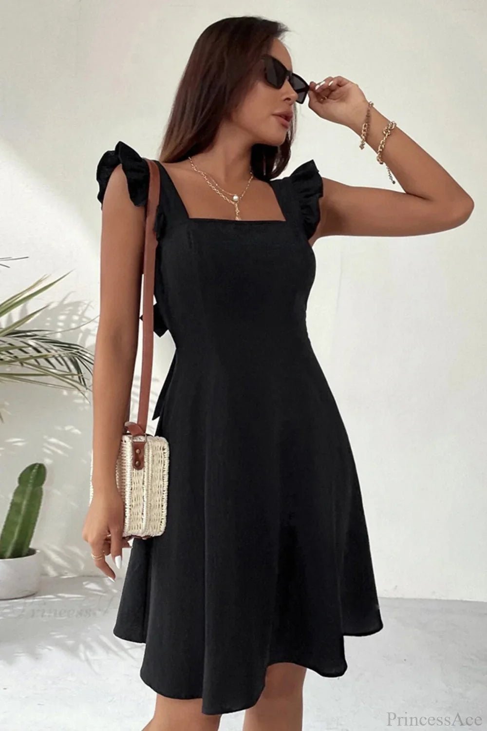 Robe courte sans manches Nora avec lien à nouer au dos et volants