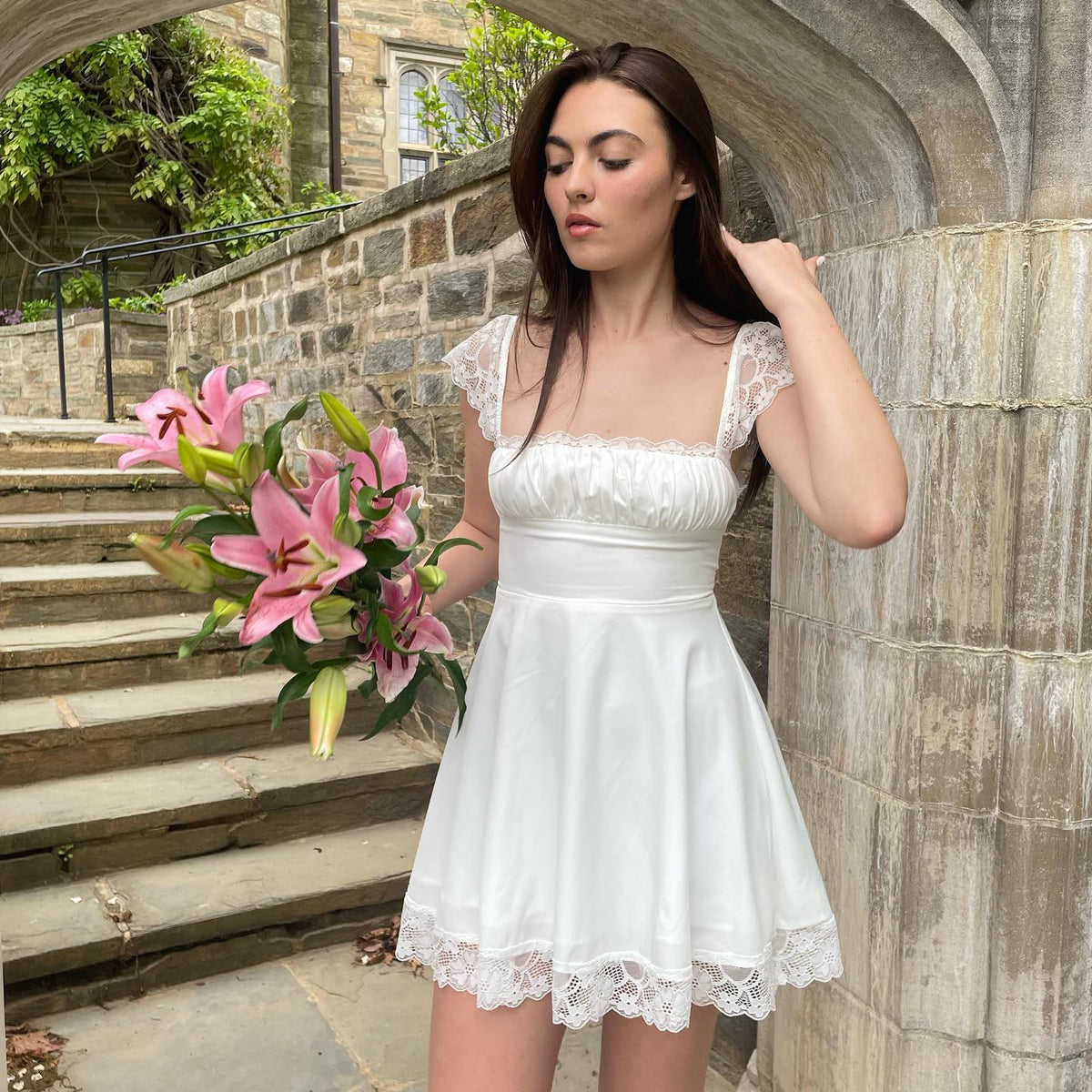 Mini-robe Nora en dentelle à nouer dans le dos