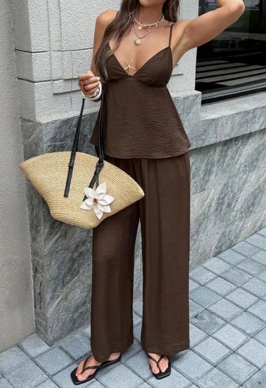 Ensemble Odette composé d’un caraco à décolleté en V plongeant et d’un pantalon jambes larges