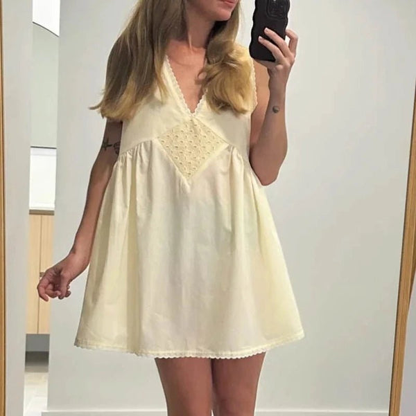 Mini-robe bohème Olivia avec bordure en dentelle