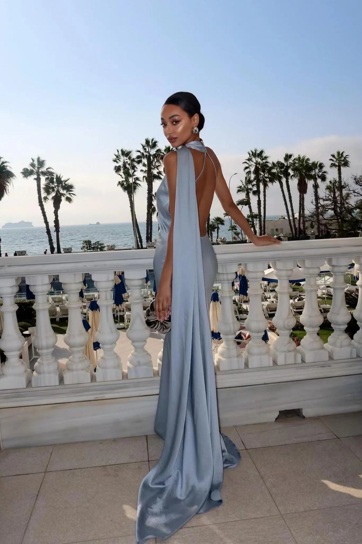 Robe de soirée Raisa dos nu en satin avec ruban