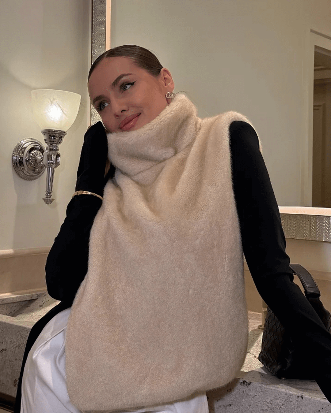 Gilet à col roulé en fausse fourrure Rina