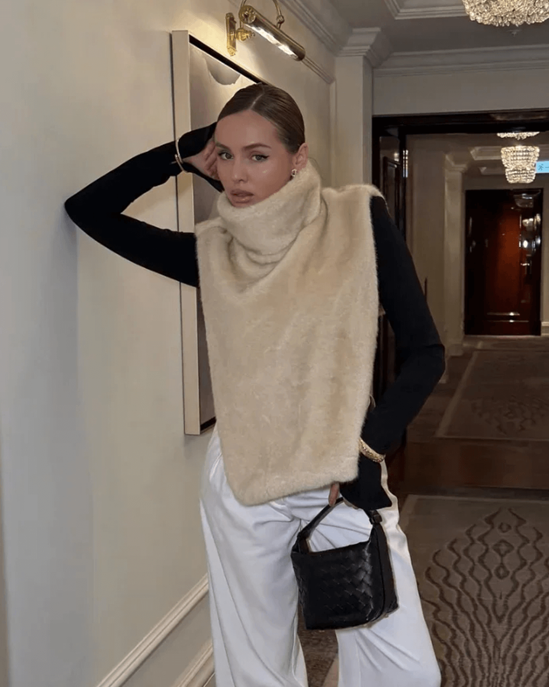 Gilet à col roulé en fausse fourrure Rina