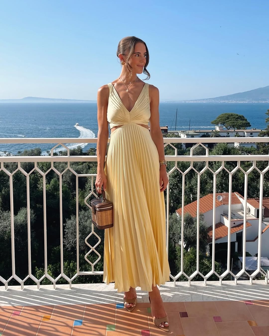 Robe longue sans manches à découpes et col en V Rona
