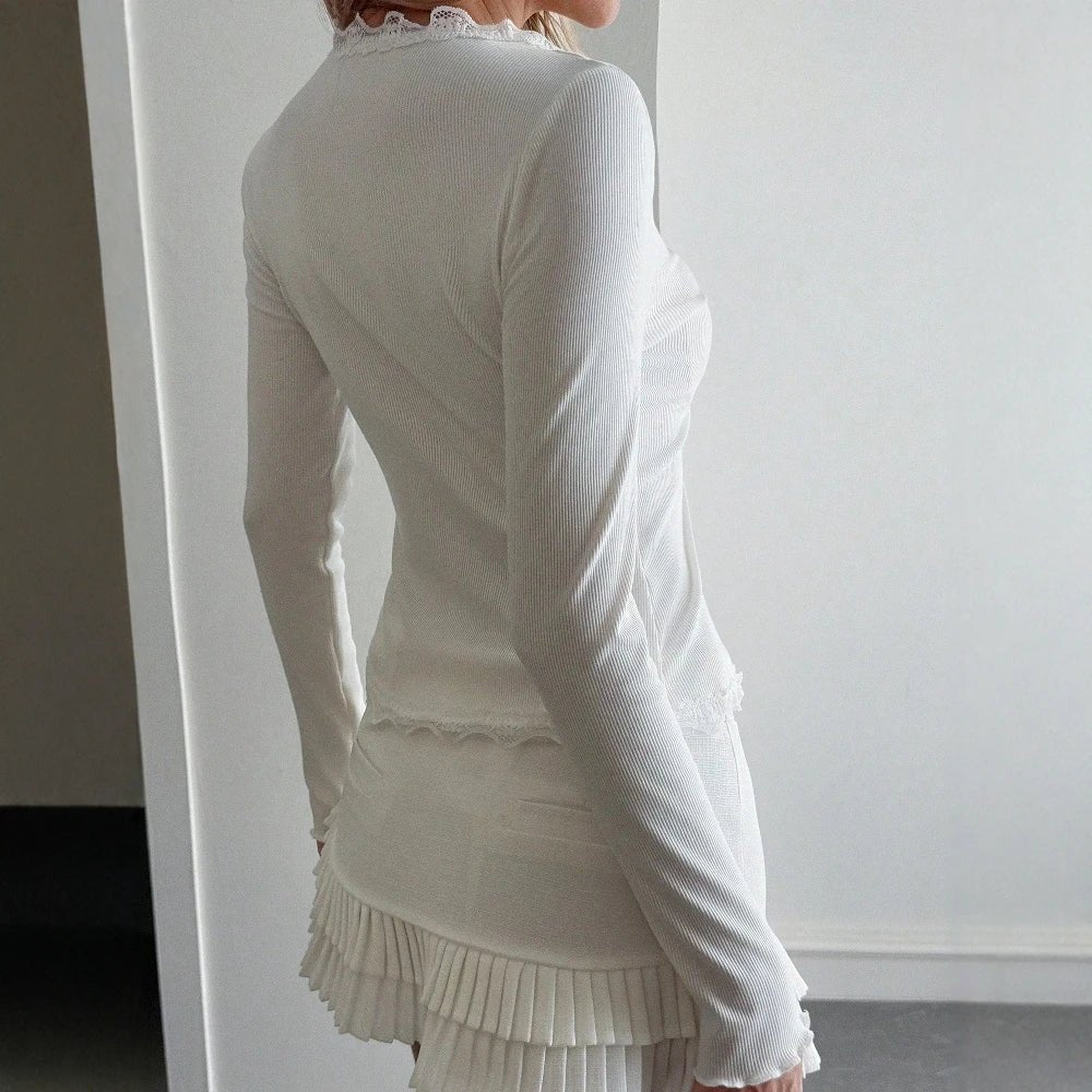 Blouse côtelée à bordure en dentelle et col en V Roxana