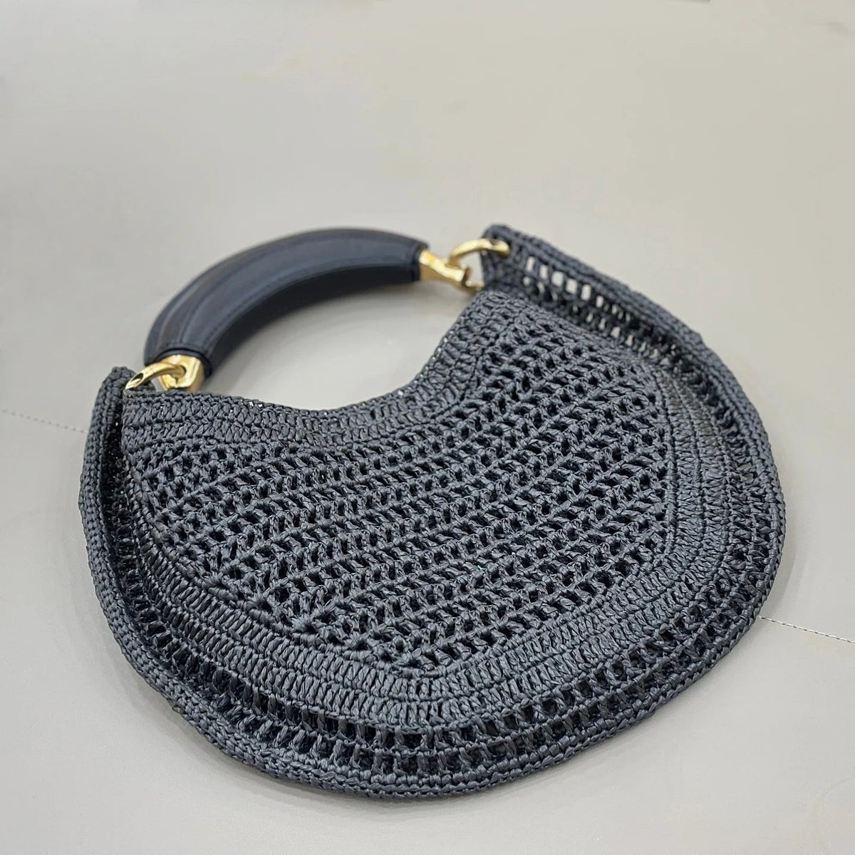 Sac tressé en forme de croissant Sabine