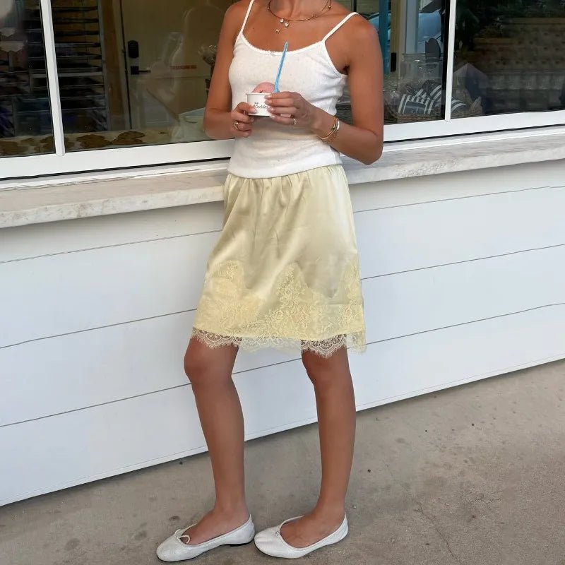 Mini-jupe satinée à empiècements en dentelle Saskia
