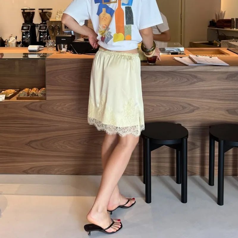 Mini-jupe satinée à empiècements en dentelle Saskia
