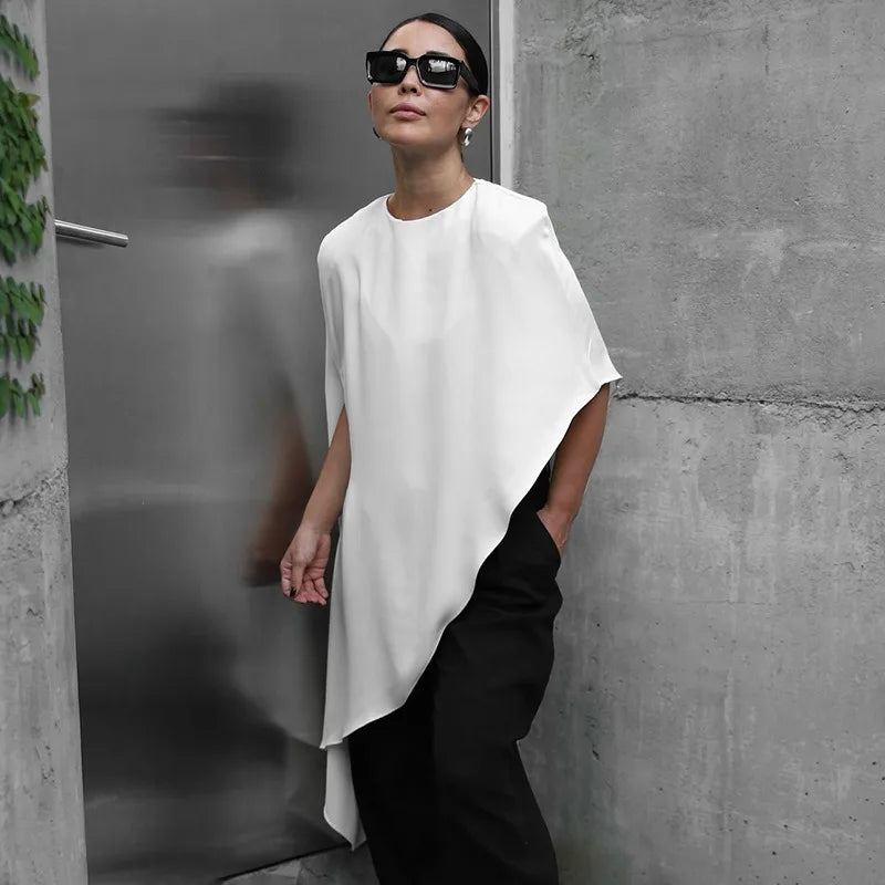 Robe longue en satin à col montant et sans manches