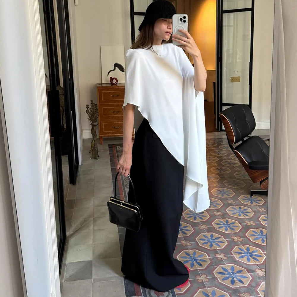 Robe longue en satin à col montant et sans manches