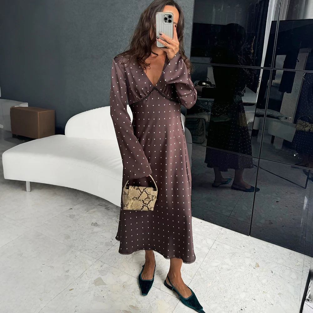 Robe en satin à col en V