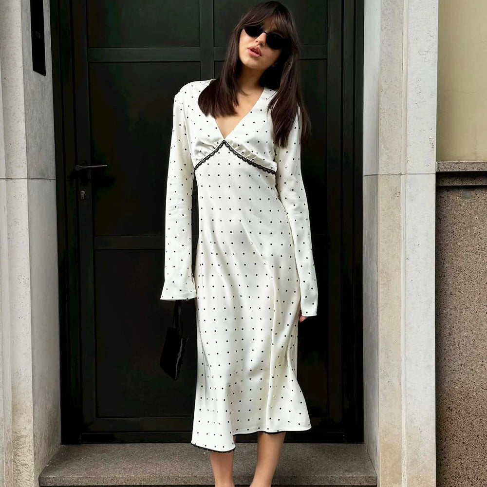 Robe en satin à col en V