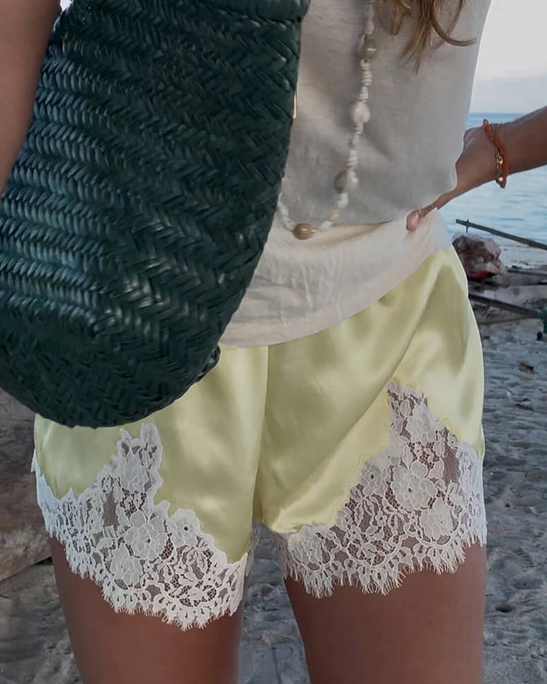 Short satiné Shaina bordé de dentelle