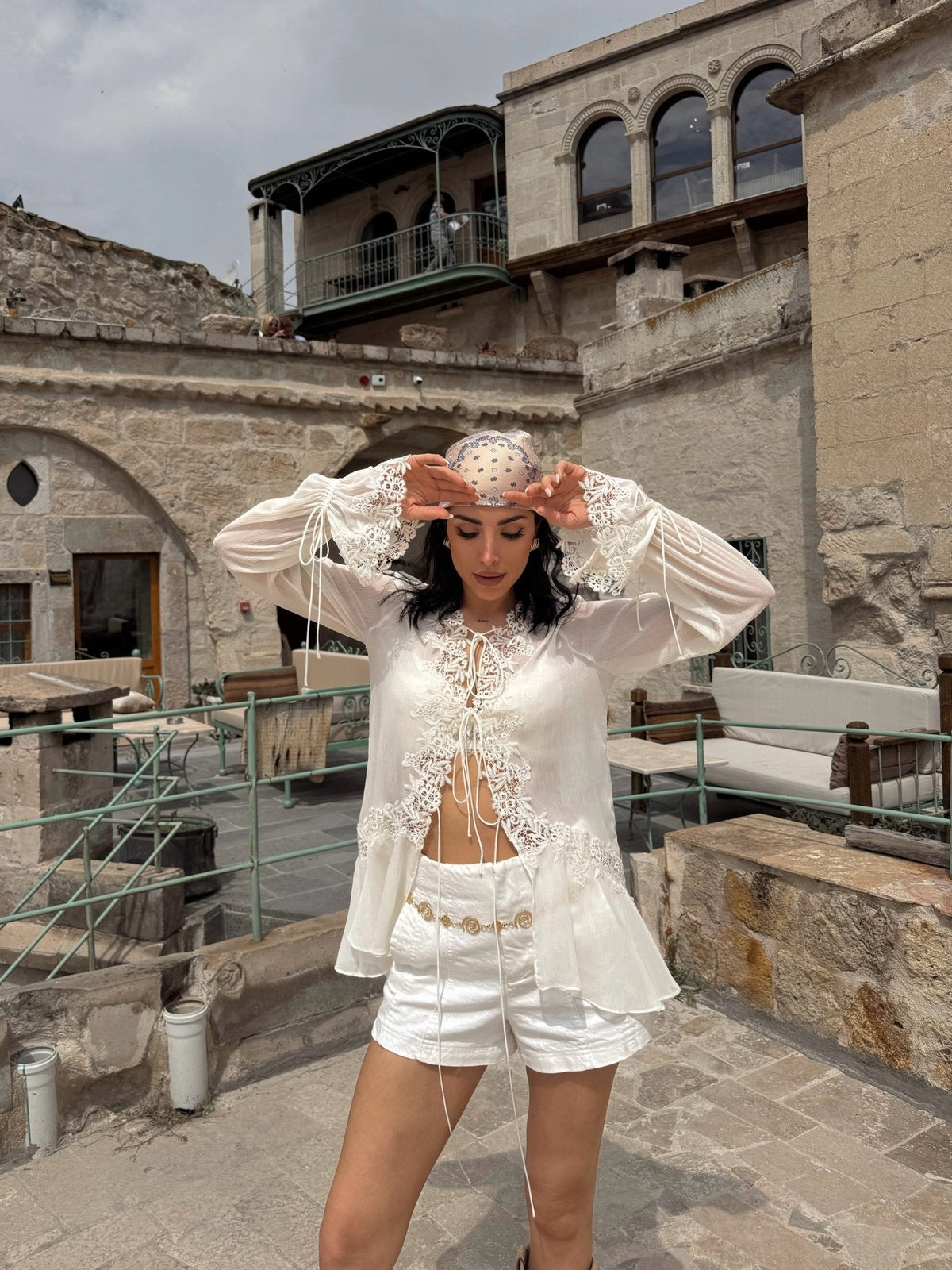 Top Simone en dentelle appliquée à nouer devant
