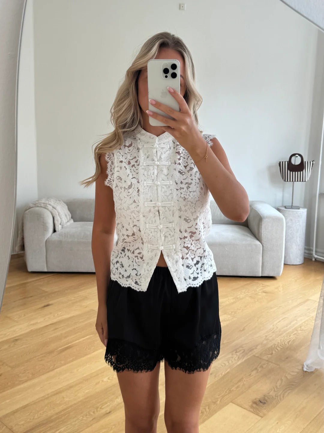 Top Sonia sans manches en dentelle à col mandarin