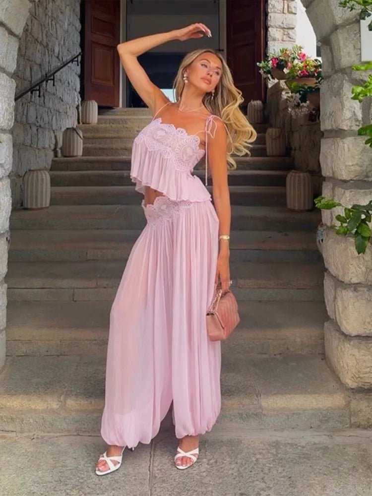Ensemble Sophia avec crop top à volants en dentelle florale et pantalon