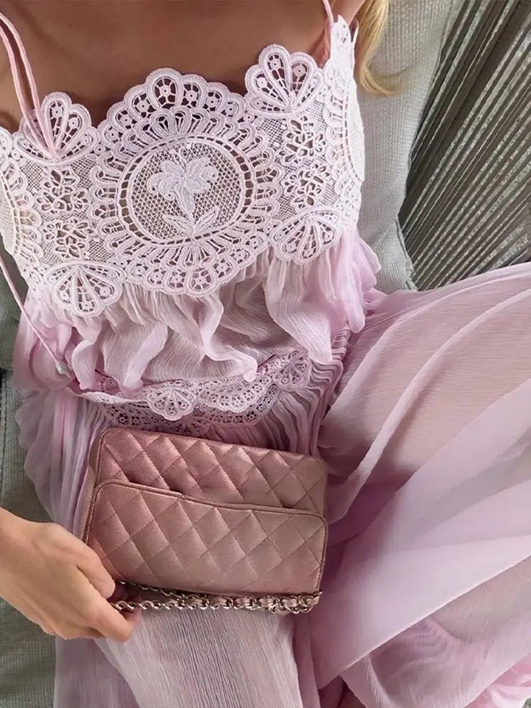 Ensemble Sophia avec crop top à volants en dentelle florale et pantalon