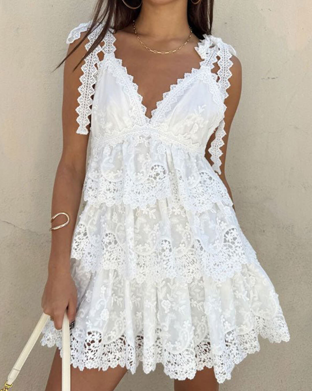 Mini-robe Sophia en dentelle à encolure en V et volants superposés