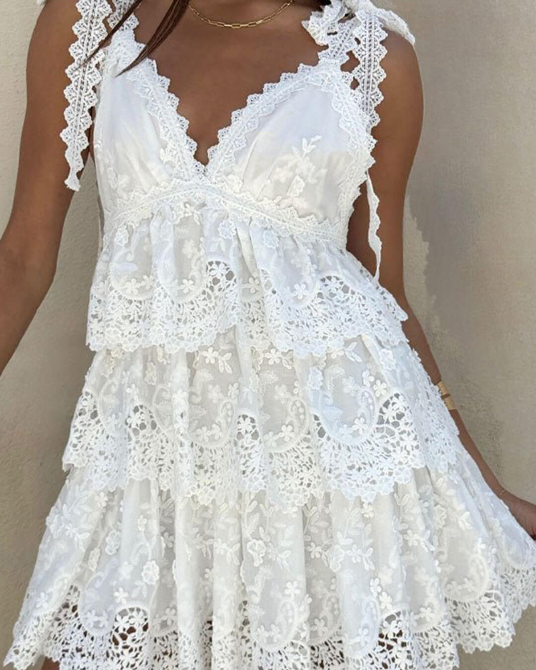 Mini-robe Sophia en dentelle à encolure en V et volants superposés