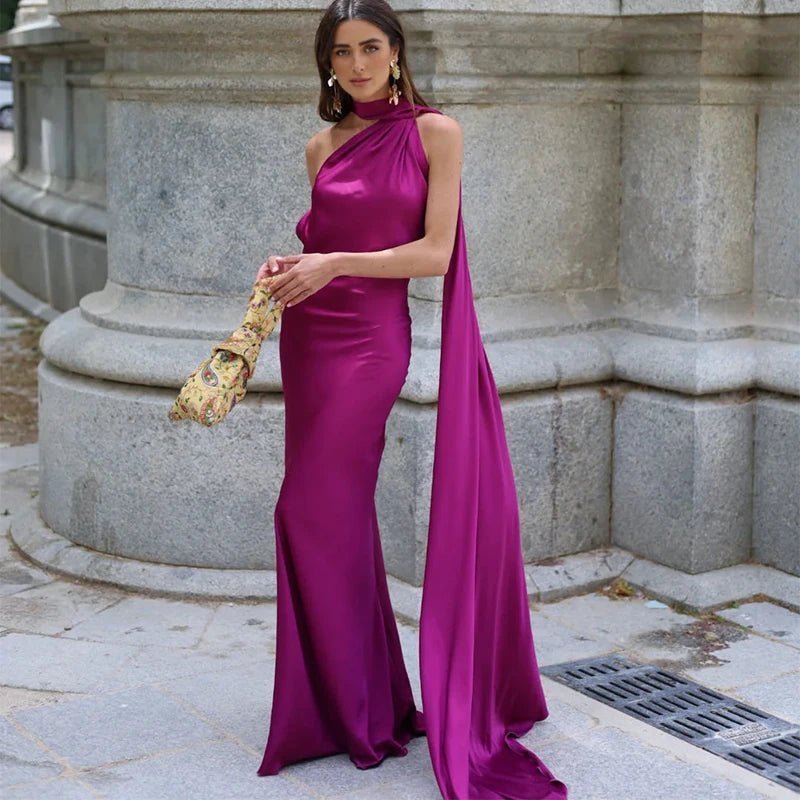 Robe cape Suri en satin à col licou