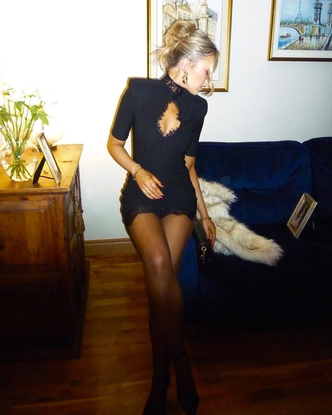 Robe courte en dentelle à col montant Taylor
