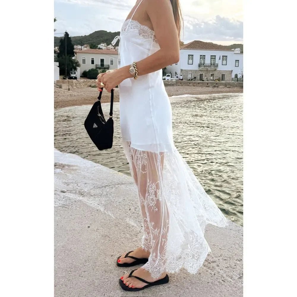 Robe longue satinée ornée de dentelle Tessa