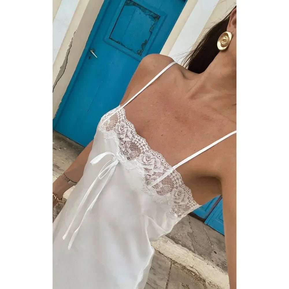 Robe longue satinée ornée de dentelle Tessa
