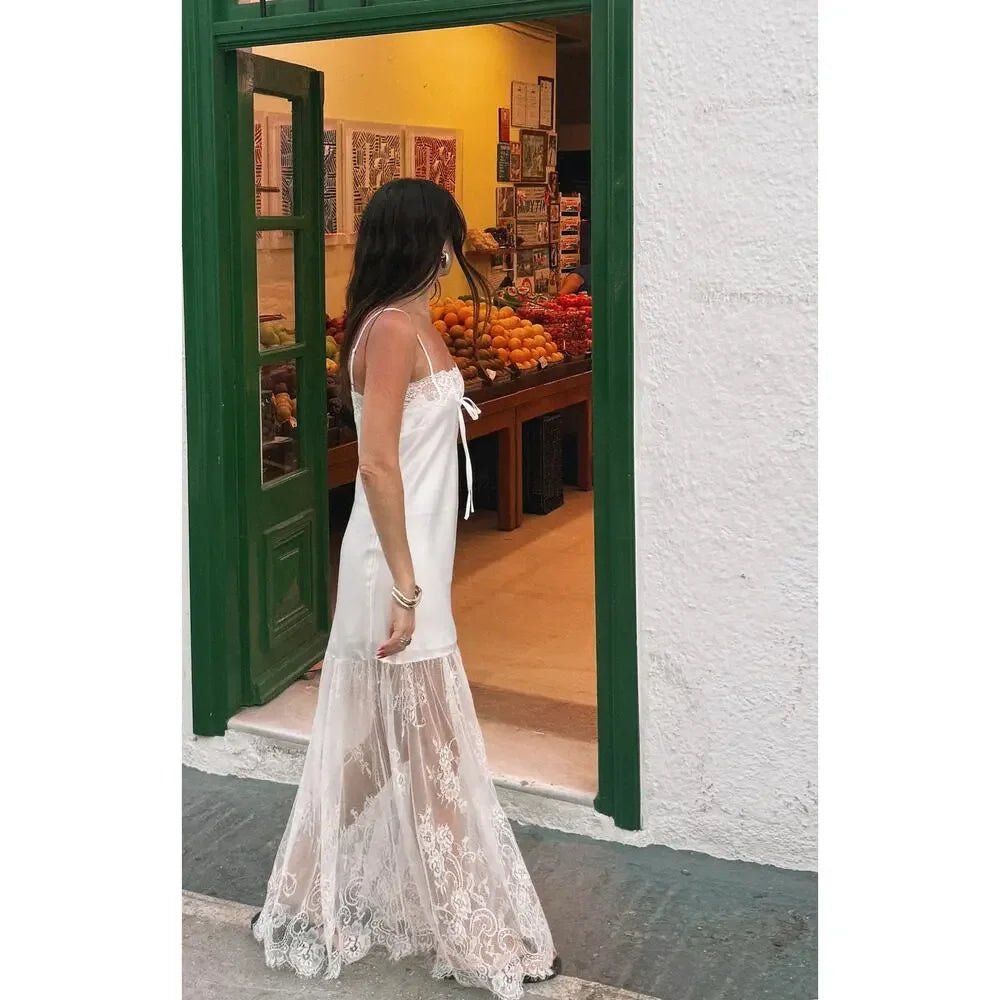 Robe longue satinée ornée de dentelle Tessa