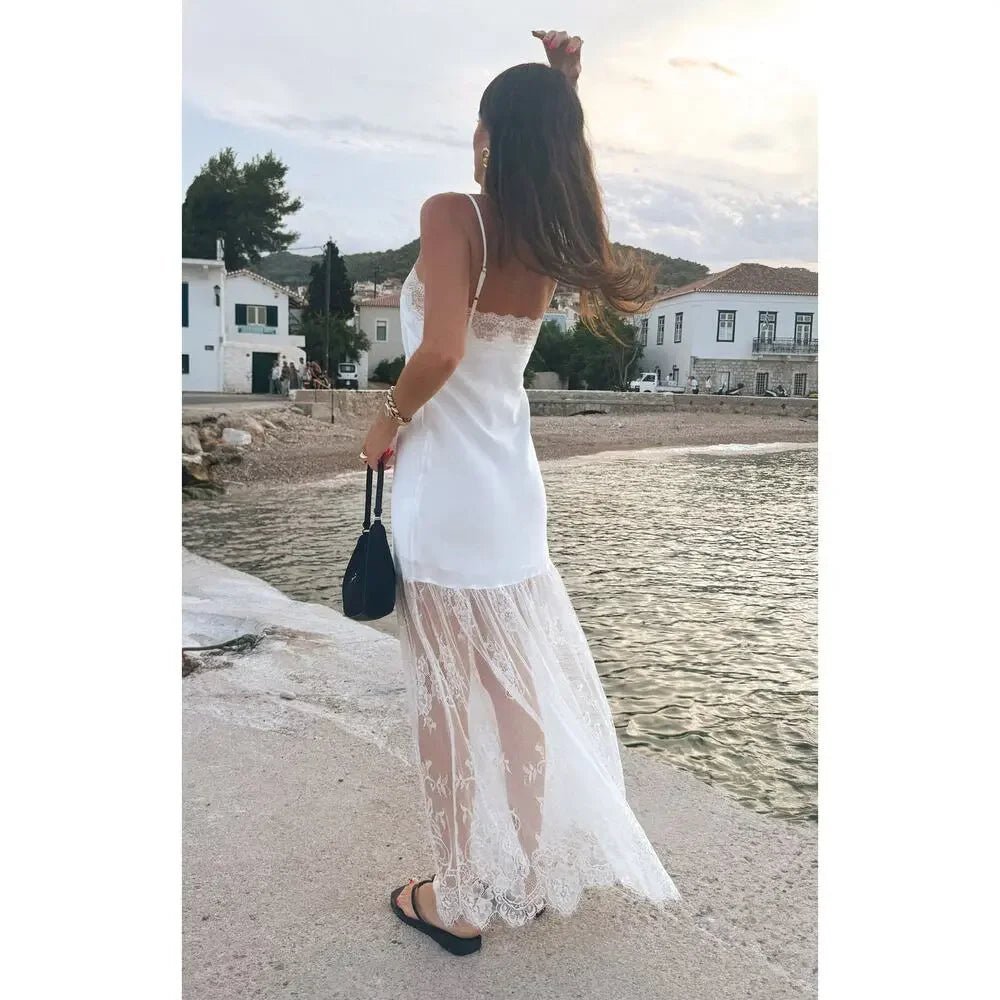 Robe longue satinée ornée de dentelle Tessa