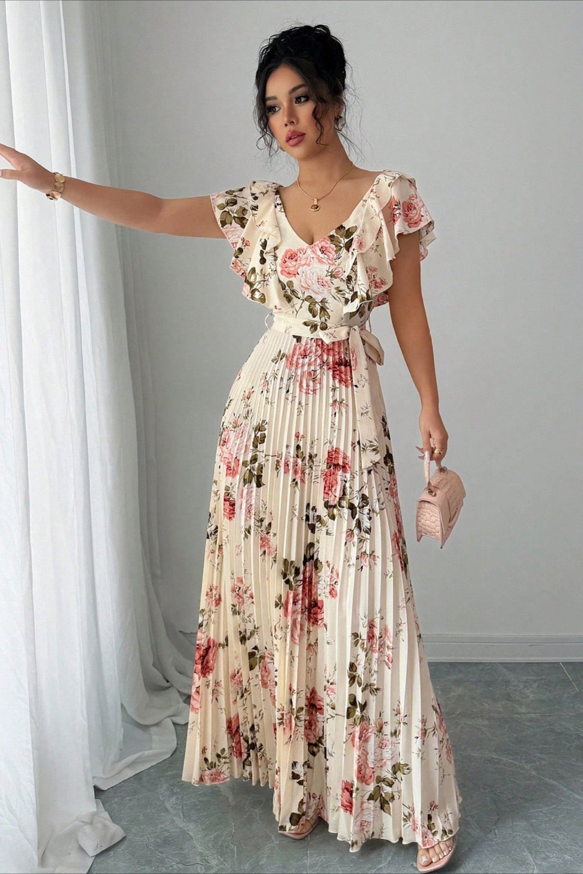 Robe longue Valentina à motif floral, encolure en V et manches à volants