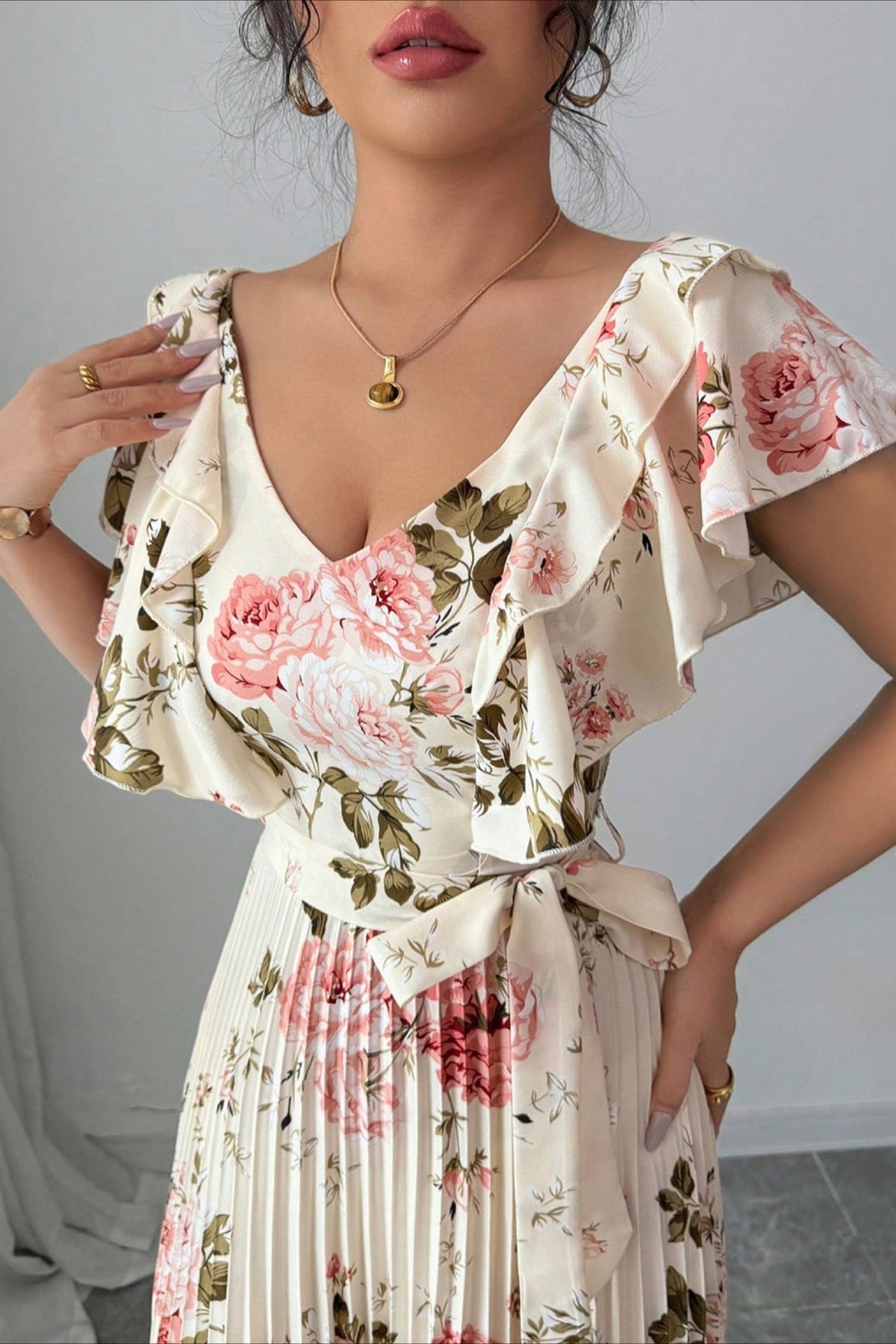 Robe longue Valentina à motif floral, encolure en V et manches à volants