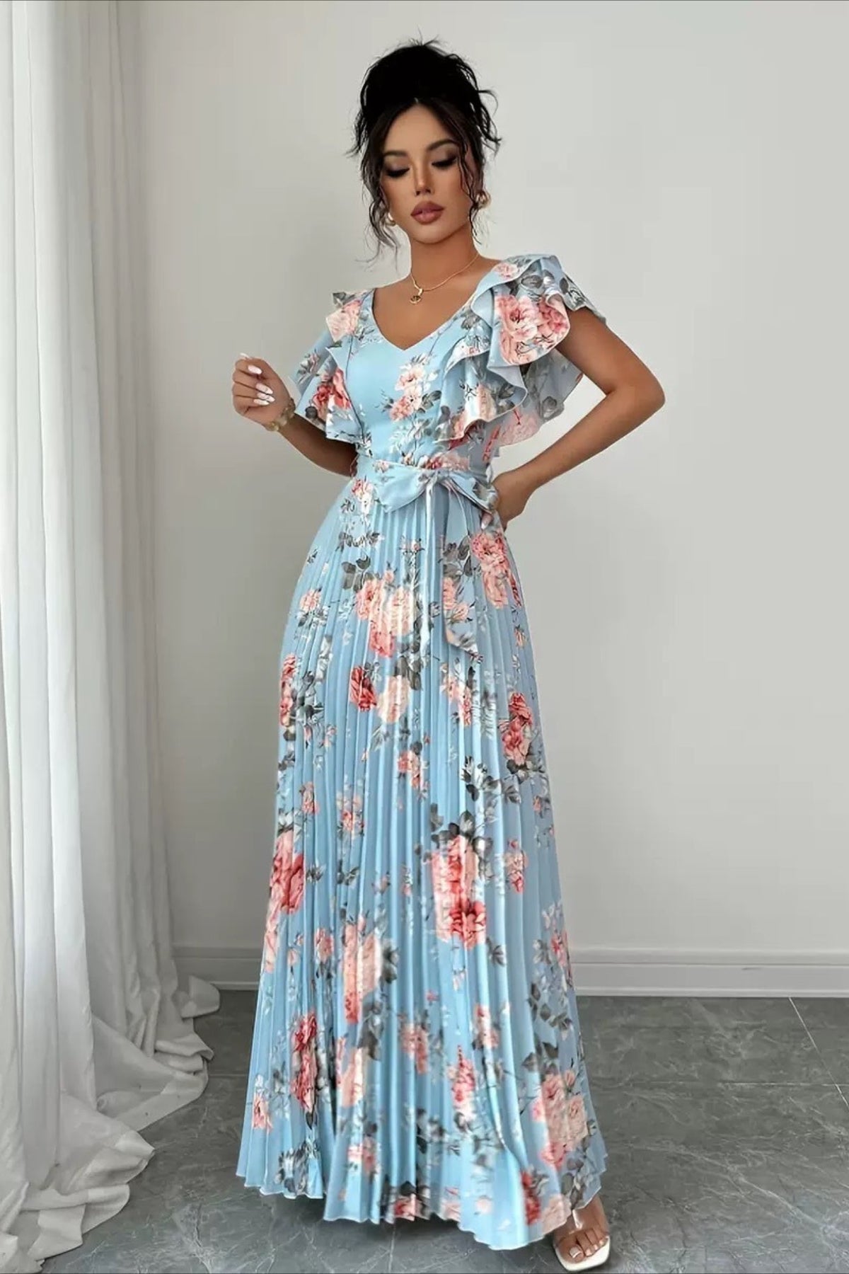 Robe longue Valentina à motif floral, encolure en V et manches à volants
