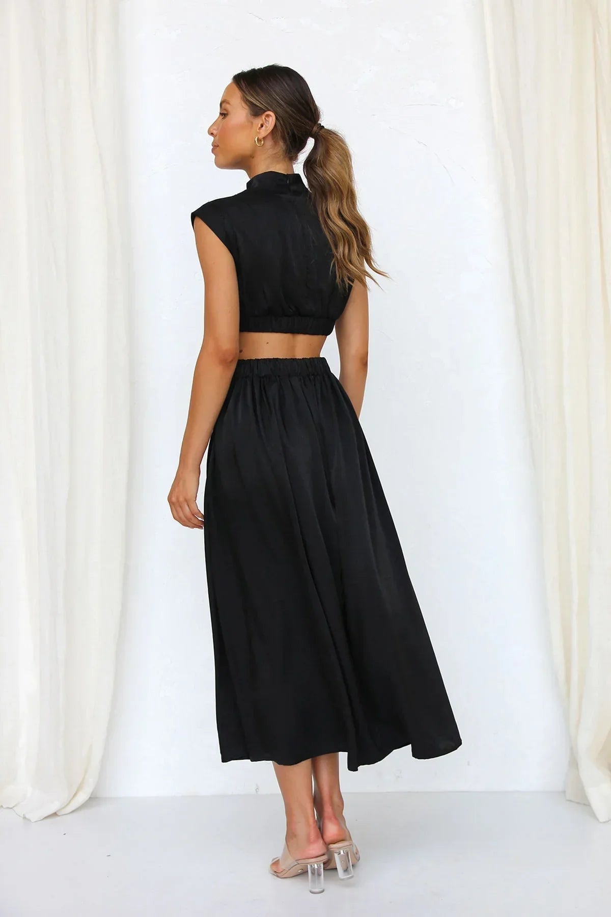 Robe midi Valentina à col montant et découpes à la taille